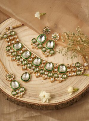 Elegant Gold Plated Kundan Necklace Set with Green Meena Kari Classiques 4278036